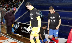 Jugadores luciendo camiseta en apoyo a la lucha contra la leucemia
